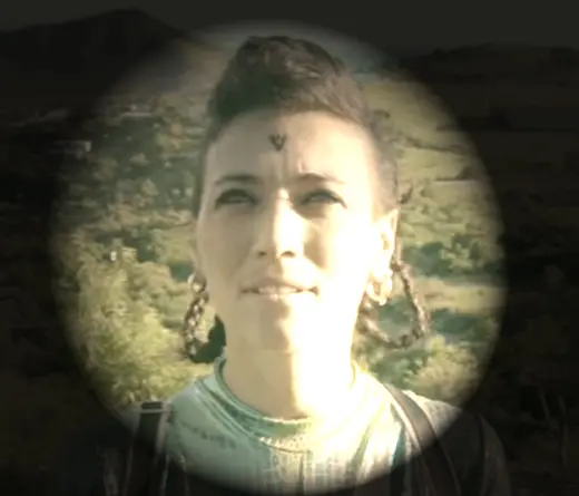 La cantante y compositora se viste de extraterrestre en su nuevo video rodado en Mxico.